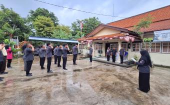 Dokumentasi apel pagi di halaman Kantor Sekretariat Bawaslu Kabupaten Kendal, Senin (12/1/2026),