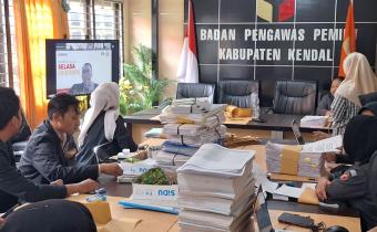 Bawaslu Kabupaten Kendal mengikuti kegiatan “Selasa Menyapa: KUHP Baru dan Tantangan Penegakan Hukum Pemilu” yang diselenggarakan oleh Bawaslu Provinsi Jawa Tengah secara daring.