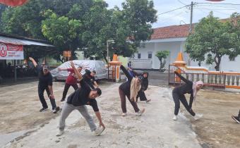 Dokumentasi program Jumat Sehati melalui Senam Bersama di halaman Kantor Bawaslu Kabupaten Kendal